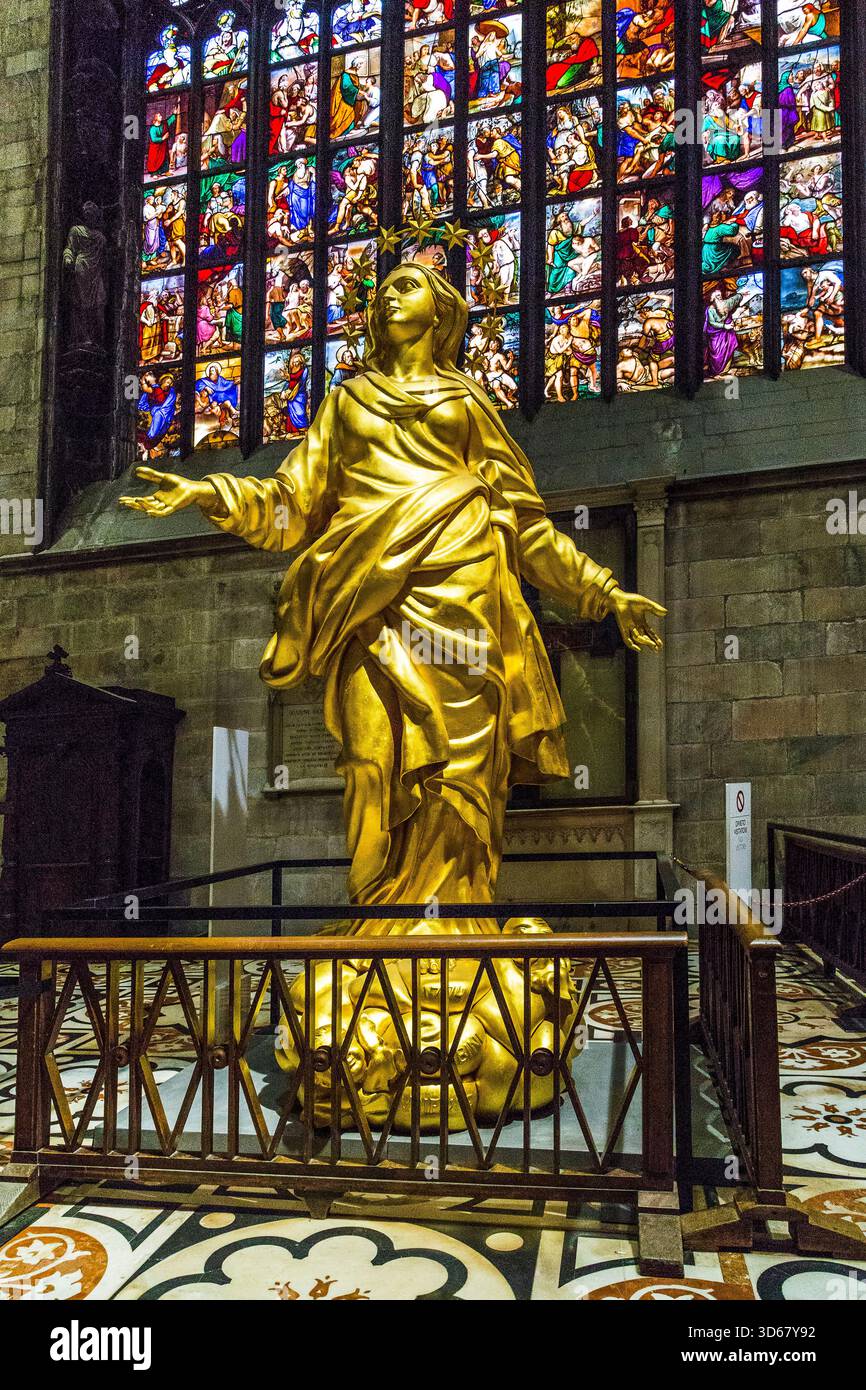 MAILAND, ITALIEN - 19. MAI 2018: Es ist eine Kopie der vergoldeten Skulptur von La Madonnina in der Apsis der Kathedrale. Stockfoto