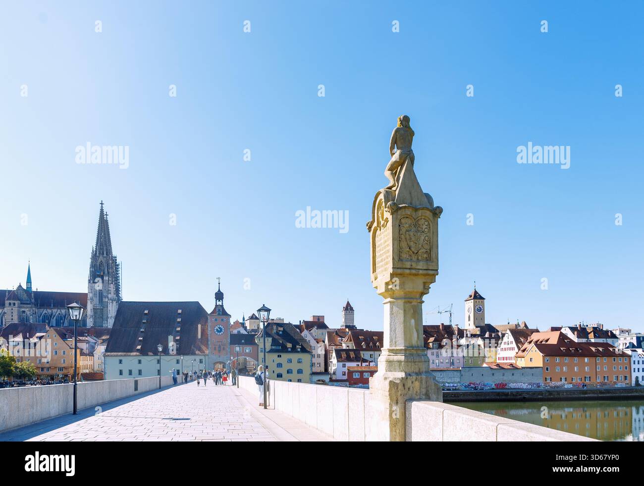 Steinbrücke mit der Bruckmandl-Statue und Blick auf St. Peter's Kathedrale, den Brückenturm, den Goldenen Turm und den Rathausturm am Morgen Stockfoto