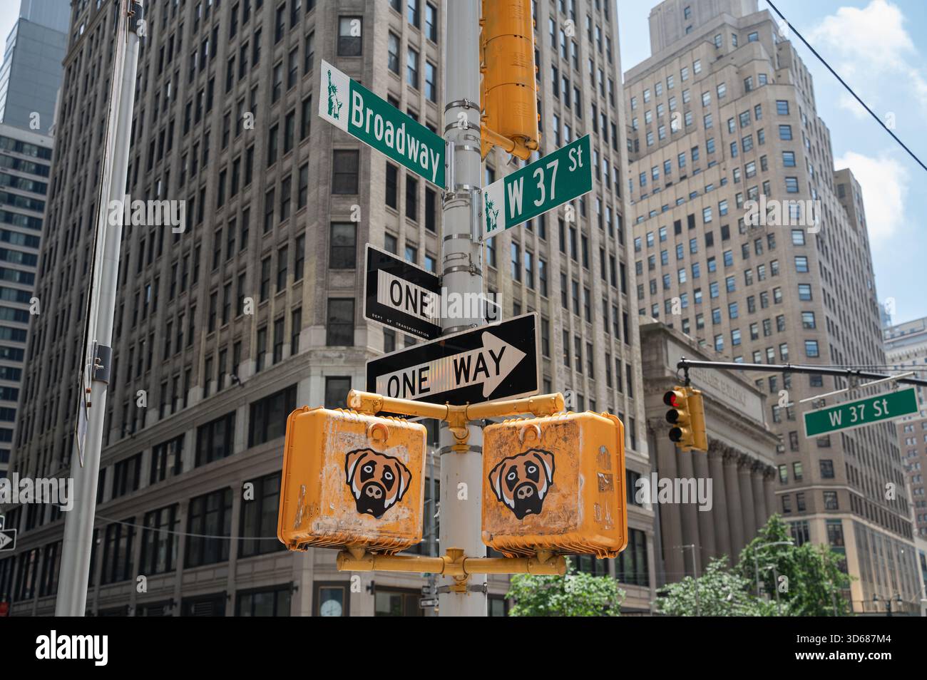 30.05.2025, Manhattan, New York City, New York, Vereinigte Staaten (USA) - Hochhäuser an der Straßenecke Broadway und West 37 Street. Stockfoto