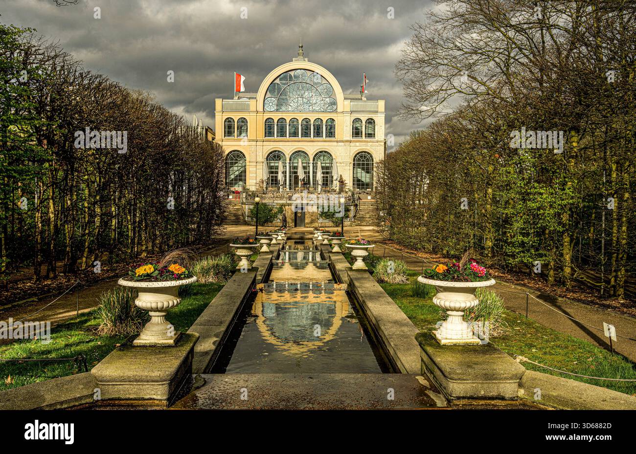 Kaskade mit Festivalhaus in der Flora im Frühjahr, Köln, NRW, Deutschland Stockfoto