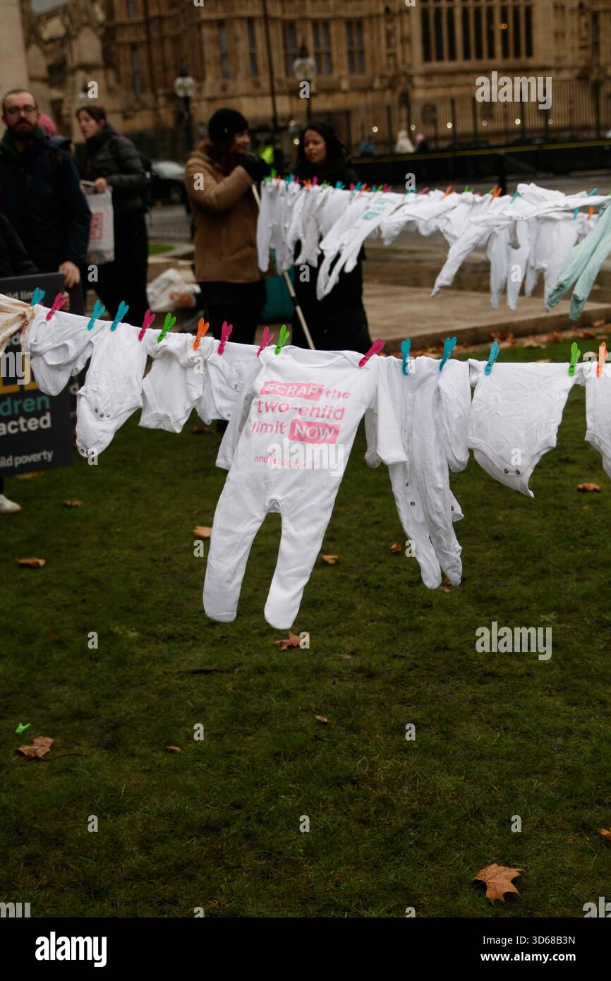 LONDON, ENGLAND – 19. NOVEMBER: Mitglieder verschiedener Kinderkaritativen demonstrieren in Westminster und fordern, die 2-Kinder-Limit-Politik im Advantage aufzuheben Stockfoto