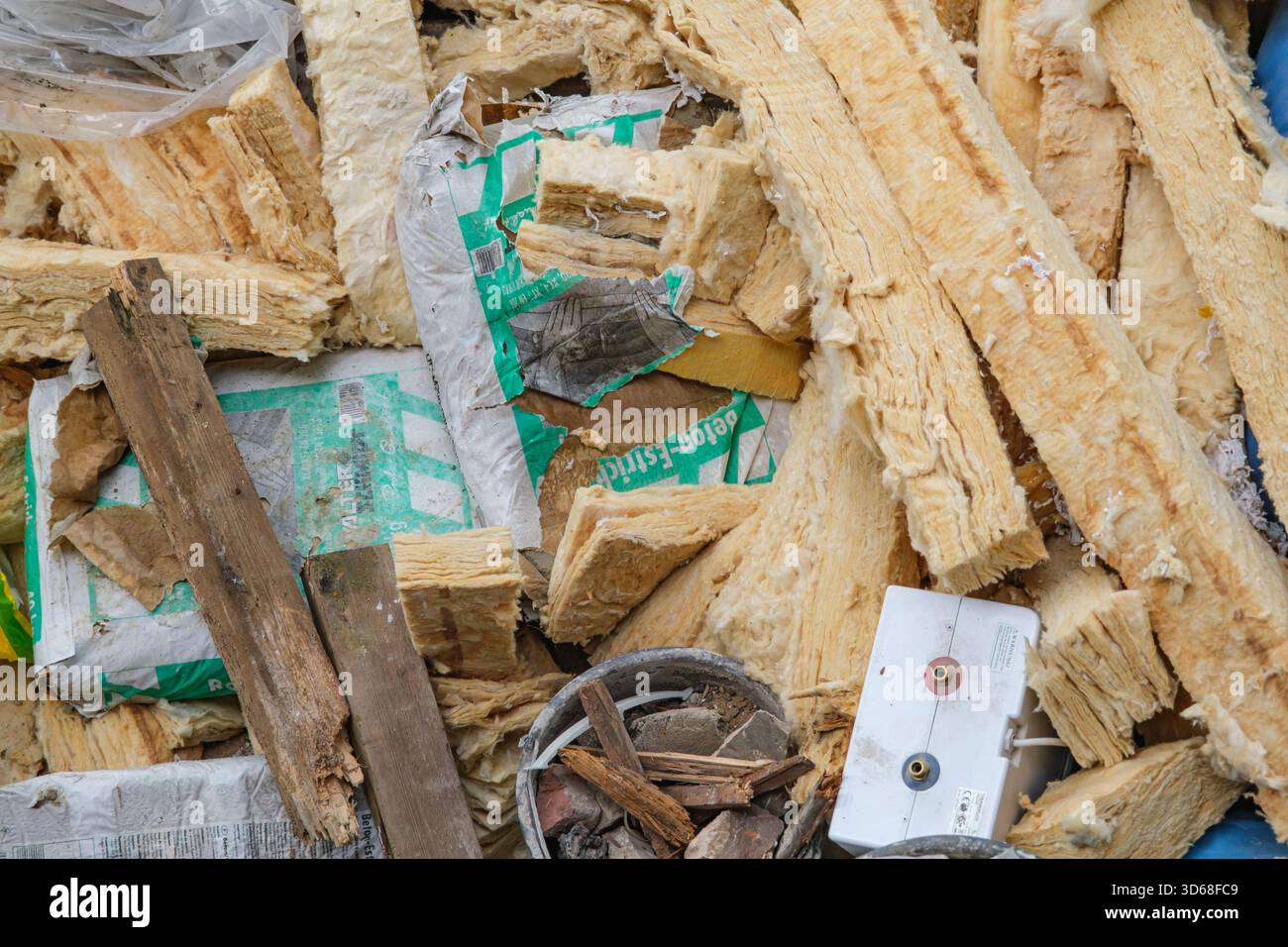 Stapel von Bauabfällen mit Dämmung, Holz und Schutt Stockfoto