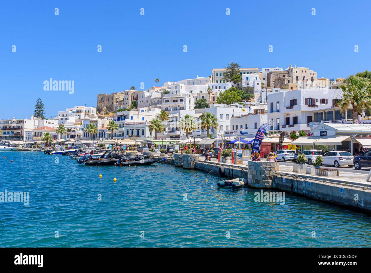 Malerische weiß getünchte Küste von Naxos Town, Naxos Island, Kykladen, Griechenland Stockfoto