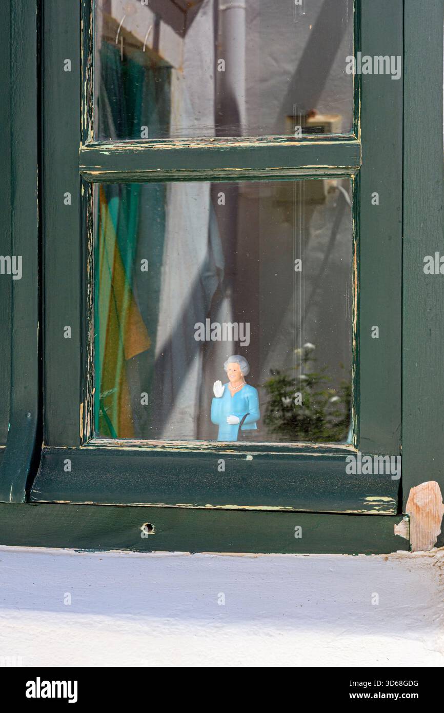 Detailansicht einer Statue von Königin Elisabeth II. In einem Fenster eines alten griechischen Hauses auf der Insel Naxos, Kykladen, Griechenland Stockfoto