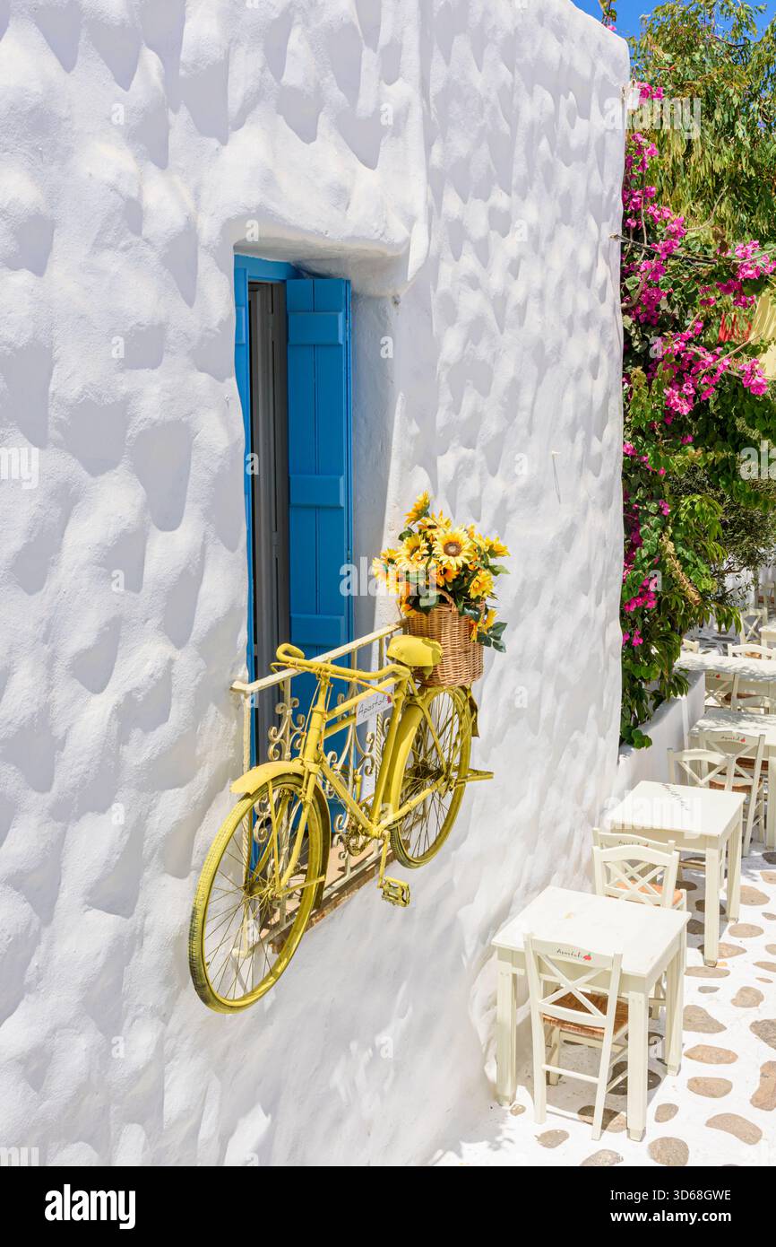 Fahrradkunst hängt von einem kleinen Balkon in Naxos Stadt, Naxos Insel, Kykladen, Griechenland Stockfoto