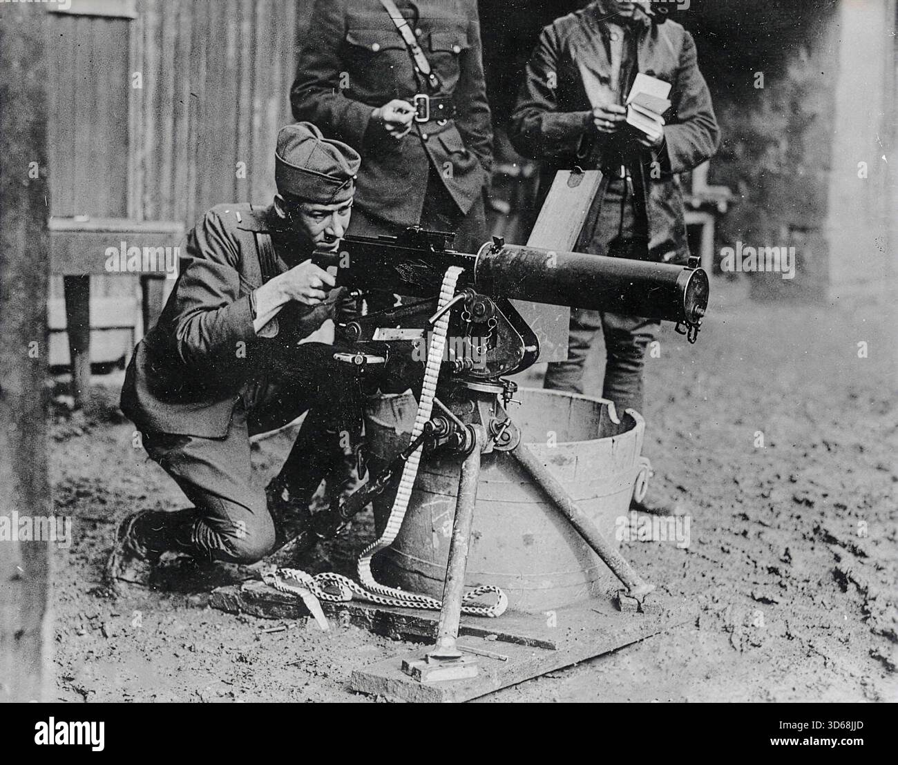 THILLOMBOIS, MAUSE, FRANKREICH - 5. Oktober 1918 - 2. Lieutenant der US-Armee Valmore A Browning feuert eine M1917 Browning Machine Gun ab. Die Schussrate der Waffe beträgt 500-600 Schüsse pro Minute. Die Munitionskapazität betrug 250 Patronen in einer Kiste, 8 Kisten in einer Pistole. Diese Waffe wurde im Argonne-Sektor eingesetzt und wird von Lt. Browning in Thillombois, Maas, Frankreich getestet. Lieutenant Browning war der Sohn von John Moses Browning, der das Maschinengewehr entwarf - Foto: Geopix/US Army Stockfoto