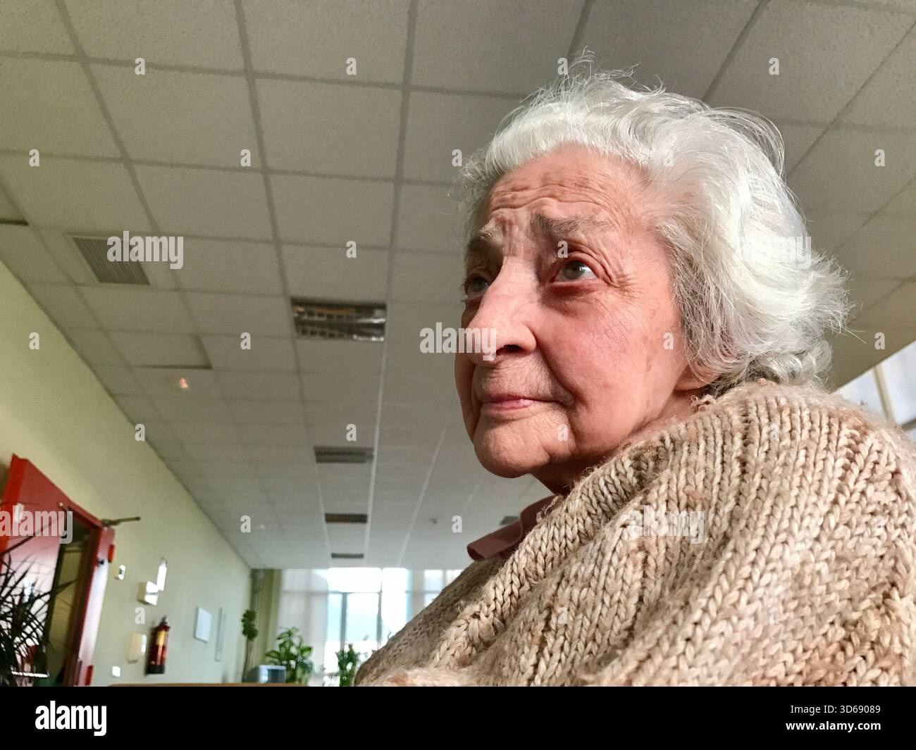 Porträt der Seniorin in einem Pflegeheim. Stockfoto