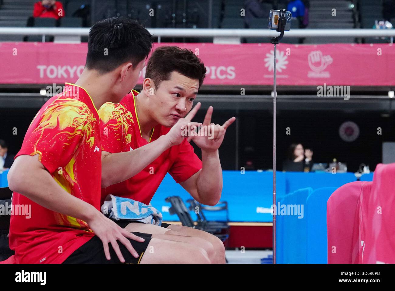 Tokio, Japan. November 2025. Wang Cong (R) kommuniziert mit seinem Teamkollegen Tian Jiping während des Doppel-Endspiels der Männer zwischen Wang Cong/Tian Jiping aus China und Lin Quan/Niu Zeming aus China beim 25. Sommer Deaflympics Tokyo 2025 in Tokio, Japan, 19. November 2025. Quelle: Jia Haocheng/Xinhua/Alamy Live News Stockfoto