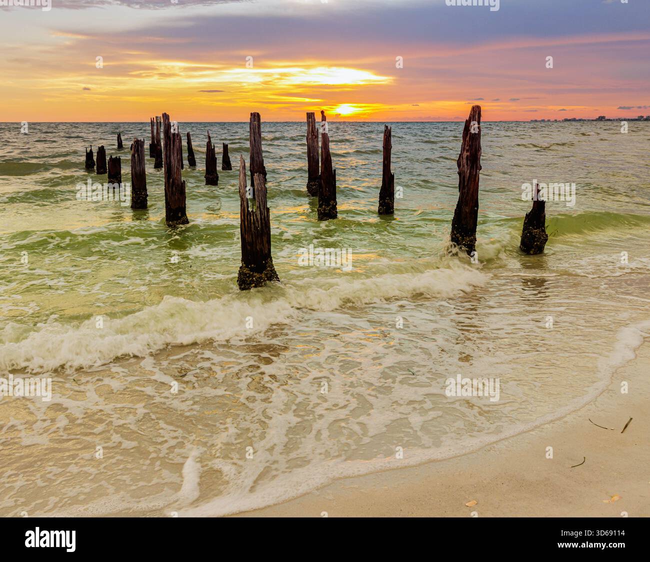 Sonnenuntergang auf den Wohnungen und den kaputten Angeln des Ancient Fishing Pier, Fort Myers Beach, Florida, USA Stockfoto