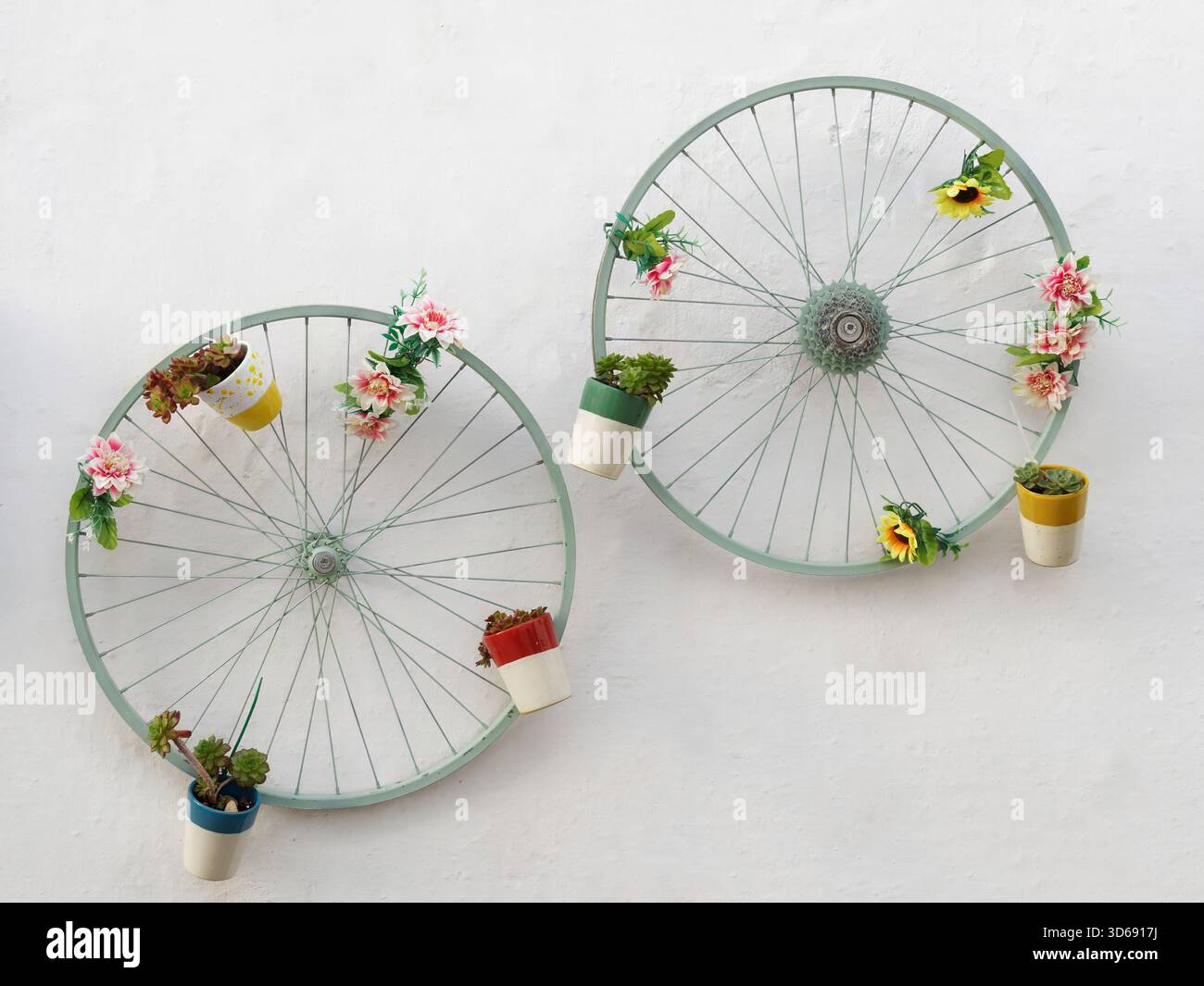 Dekorative Fahrradräder Mit Blumentöpfen Wandkunst Für Home Garden Dekor Und Frischen Charme Stockfoto