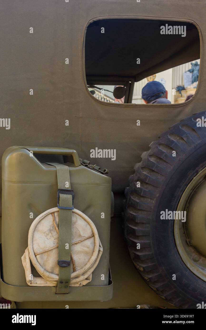Militär-Jeep Mit Canvas Top, Kanister Und Großem Ersatzreifen Hinten, Outdoor-Ausrüstung Stockfoto