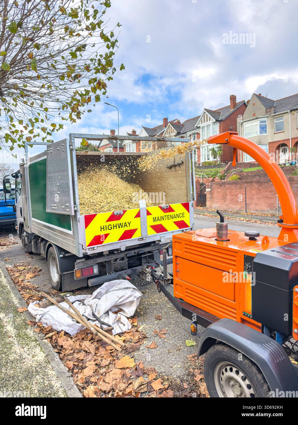 Baumhäcksler Processing Branches With Roadside Arboricultural Work, South Wales, UK: Phillip Roberts - Smartphone-aufgenommenes Stockfoto
