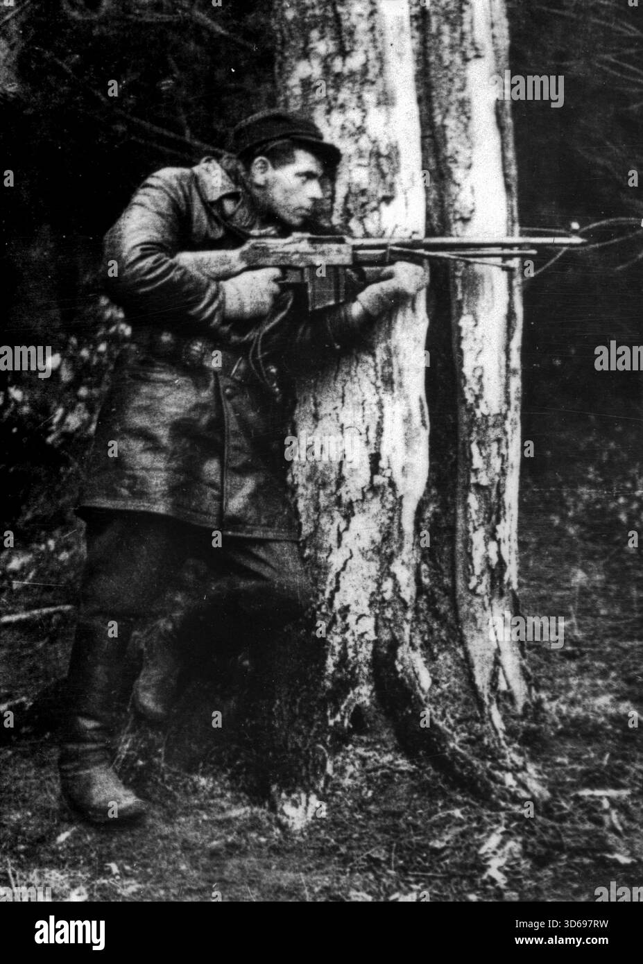 BEZIRK RADOM-KIELCE, POLEN - um 1943 - Zdzisław de Ville - Codename 'Zdzich' - ein Partisanensoldat der Jędrusiów-Einheit, die in der Region Radom-Kielce der Heimatarmee stationiert war - mit einem leichten Maschinengewehr M1918 BAR. Die Heimatarmee war die größte Widerstandstruppe während der Besetzung Polens durch die Nazis während des Zweiten Weltkriegs - angeblich 600.000 Kämpfer - Foto: Geopix/Stefan Baluk Archiv Stockfoto