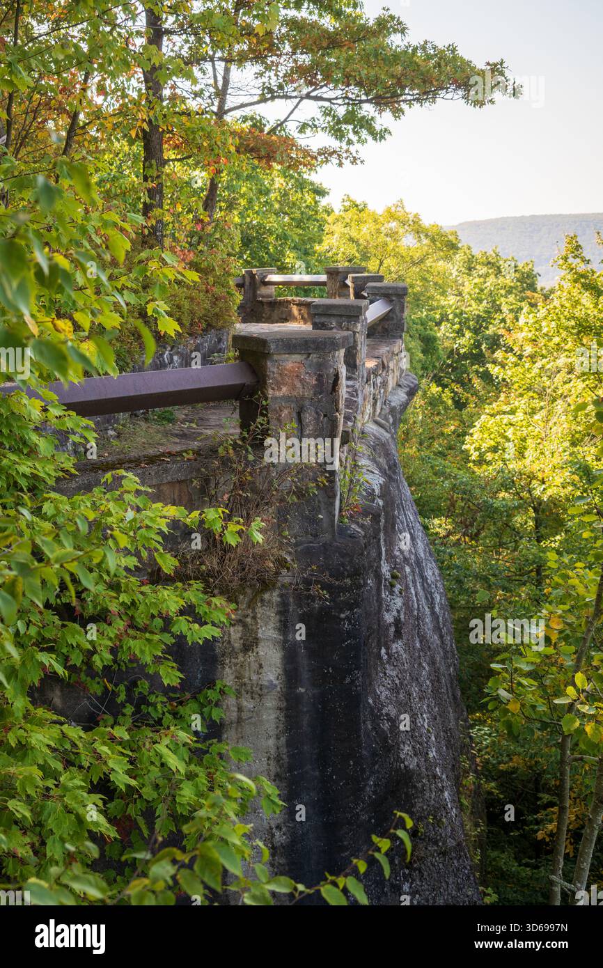 Ein steinernes Brüstungsgeländer und Säulen krönen eine steile Felswand, eingerahmt von grünen und goldenen Blättern im Allegheny National Forest, Pennsylvania. Stockfoto