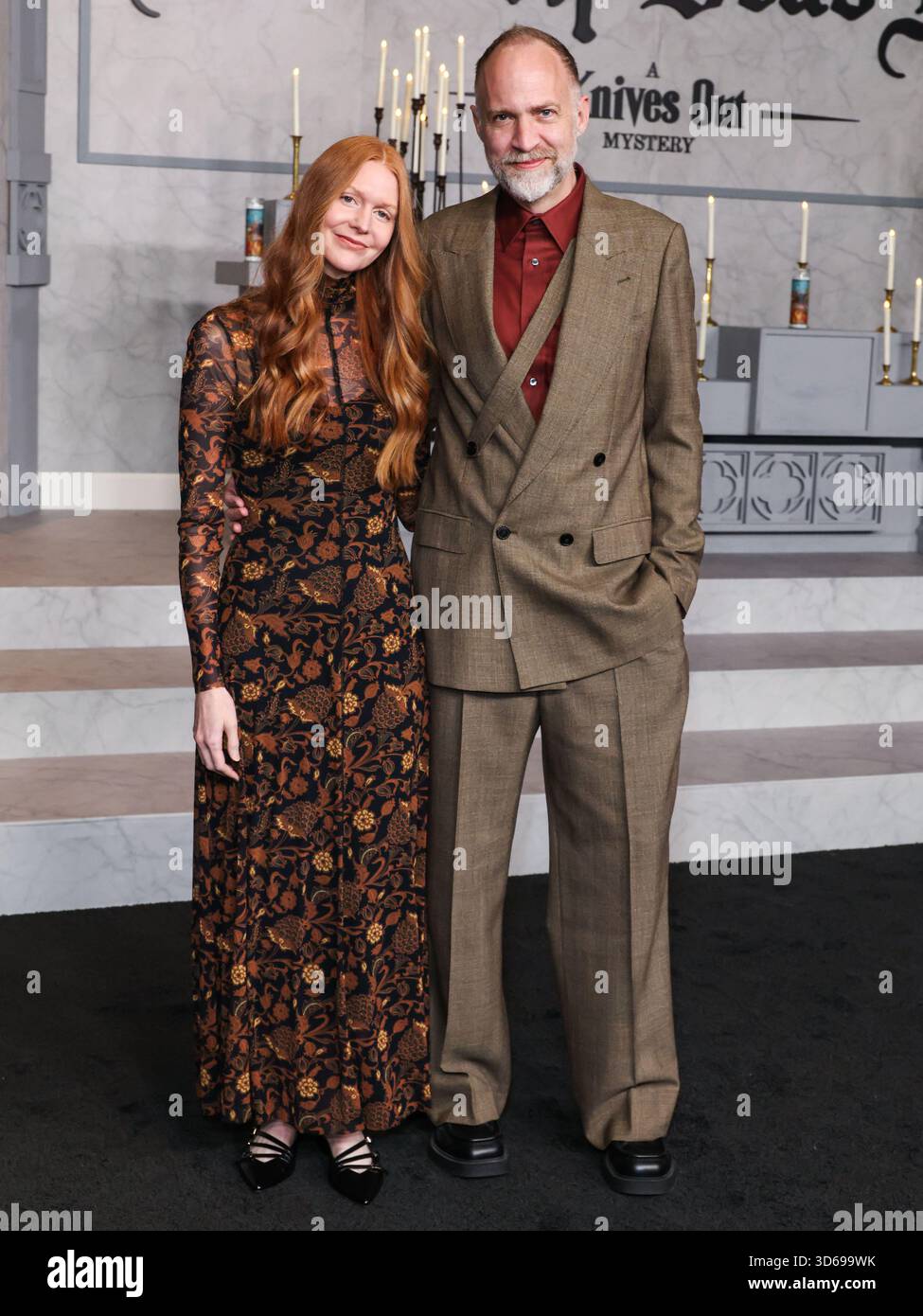 MUSEUM ROW, MIRACLE MILE, LOS ANGELES, KALIFORNIEN, USA - 17. NOVEMBER: Katie Chastain und Nathan Johnson kommen zur Los Angeles Premiere von Netflix's „Wake Up Dead man: A Knives Out Mystery“, die am 17. November 2025 im Academy Museum of Motion Pictures in der Museum Row, Miracle Mile, Los Angeles, Kalifornien, USA, stattfand. (Foto: Xavier Collin/Image Press Agency) Stockfoto