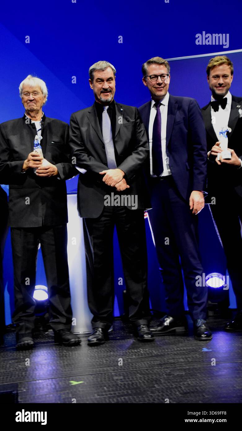 Gerhard Polt Kabarettist Ehrenpreistraeger Dr.Markus Soeder Ministerpraesident Markus Blume Wissenschaft Kunstminister Benjamin Appl Saenger Stimme-Preistraeger- München 18.11.2025 Bergson Kunstkraftwerk München -Bayerisches Staatsministerium für Wissenschaft und Kunst-Bayerischer Kunstpreis Verleihung- Foto München Stockfoto