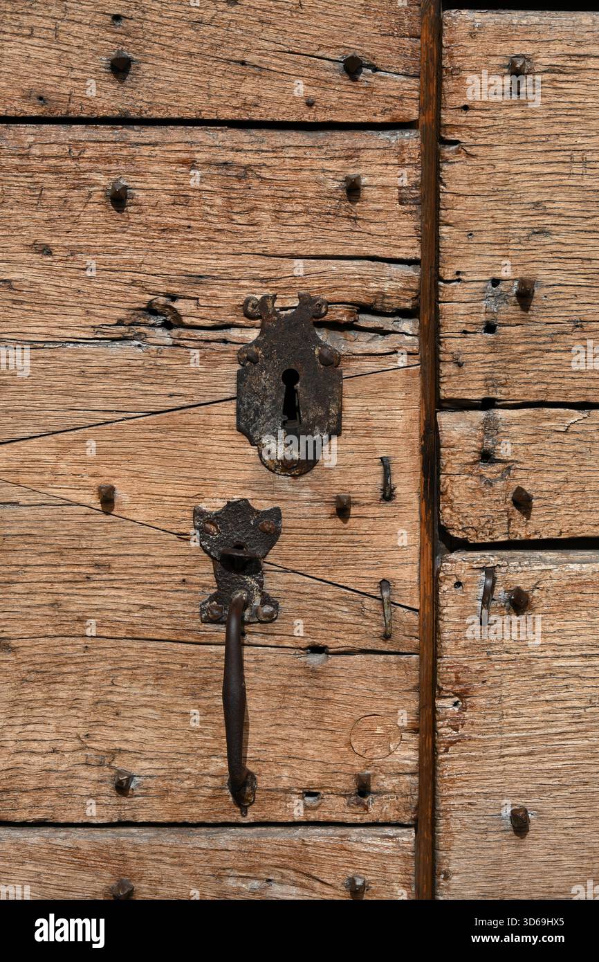 Altes Rusty Schloss und verwittertes Holz oder Holztür romanische Kathedrale Notre-Dame-du-Bourg Digne-les-Bains Alpes-de-Haute-Provence Frankreich Stockfoto