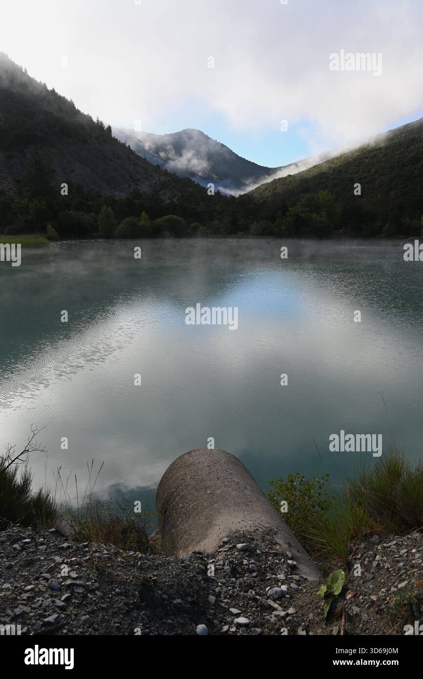 Wasserüberlaufleitung, die in die Baie d'Angles mündet, Teil des castillon-Sees, Alpes-de-Haute-Provence Frankreich Stockfoto