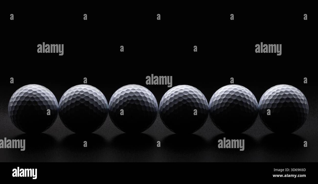 Reihe Golfbälle mit Felgenlicht auf dunklem Hintergrund Stockfoto
