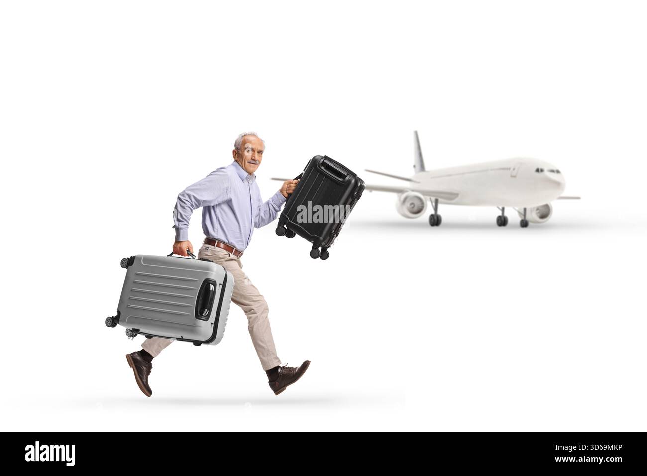 Älterer Mann am Flughafen, der mit Koffern auf weißem Hintergrund läuft Stockfoto