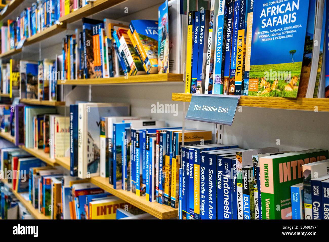 Bücherregal für Tourismus- und Reisebücher über den Nahen Osten, Buchhandlung mit Regal für Reiseführer, Urlaubskonzept Stockfoto