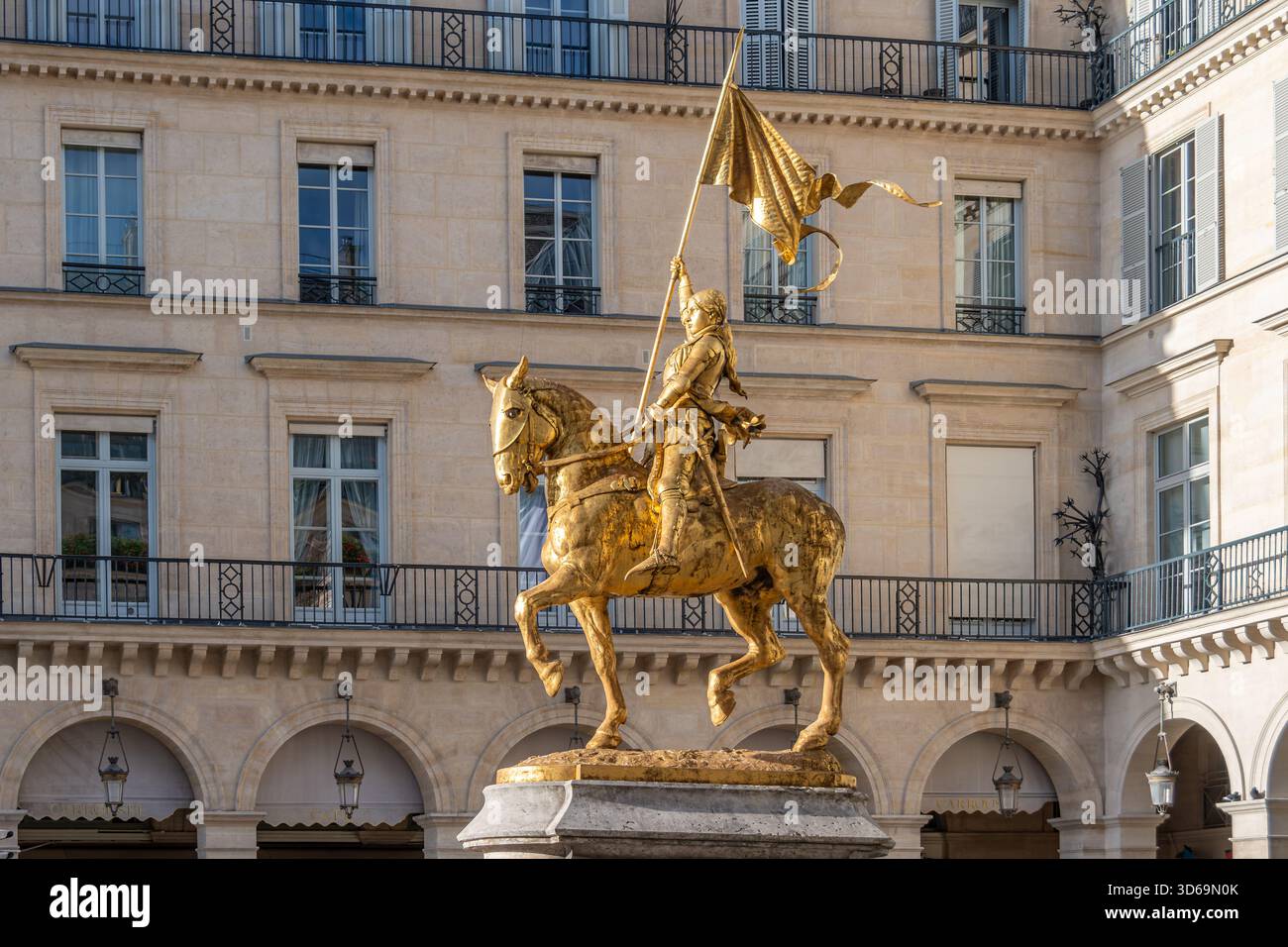 Vergoldete Bronze-Reiterstatue von Jeanne d'Arc, ein historisches Denkmal am Place des Pyramides, im 1. Arrondissement von Paris, Frankreich Stockfoto