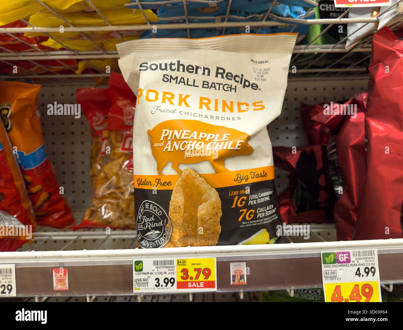 Los Angeles, Kalifornien, USA - 02-01-2023: Ein Blick auf eine Tüte mit Southern Recipe Schweineschalen, ausgestellt in einem örtlichen Lebensmittelgeschäft. Stockfoto