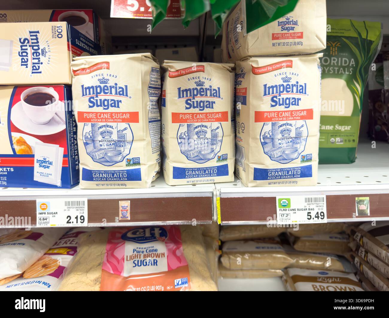 Los Angeles, Kalifornien, USA - 01.02.2023: Eine Ansicht mehrerer Pakete mit reinem Zuckerrohrgranulat Imperial Sugar im Laden. Stockfoto