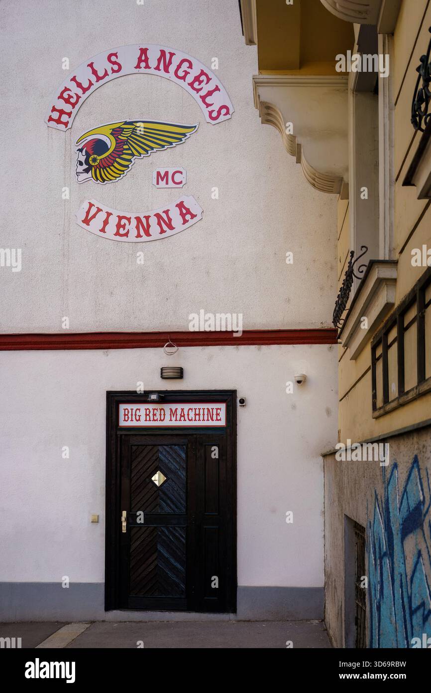 Wien, Österreich - 3. Oktober 2025 - Eingang Hells Angels MC Clubhouse in der Siebenbrunnengasse. Stockfoto