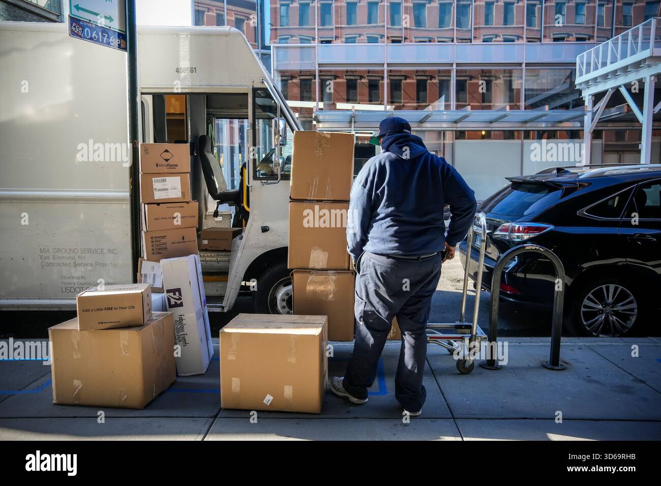 FedEx-Mitarbeiter sortiert Pakete im Meatpacking District in New York am Samstag, den 8. November 2025. (© Richard B. Levine) Stockfoto