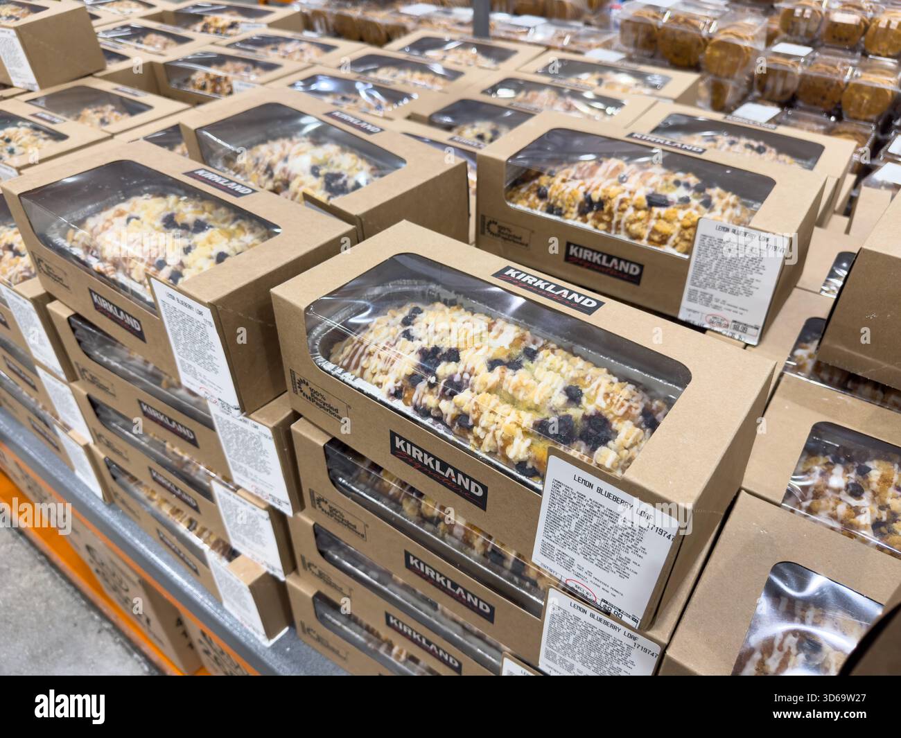 Los Angeles, Kalifornien, USA - 02-01-2023: Ein Blick auf mehrere Pakete Kirkland Signature Lemon Blaubeerbrot in Costco. Stockfoto