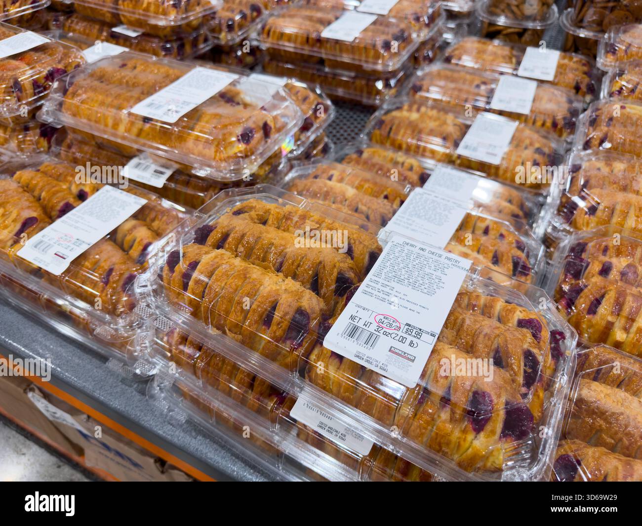 Los Angeles, Kalifornien, USA - 02-01-2023: Ein Blick auf mehrere Pakete Kirkland Signature Kirsch- und Käsegebäck in Costco. Stockfoto