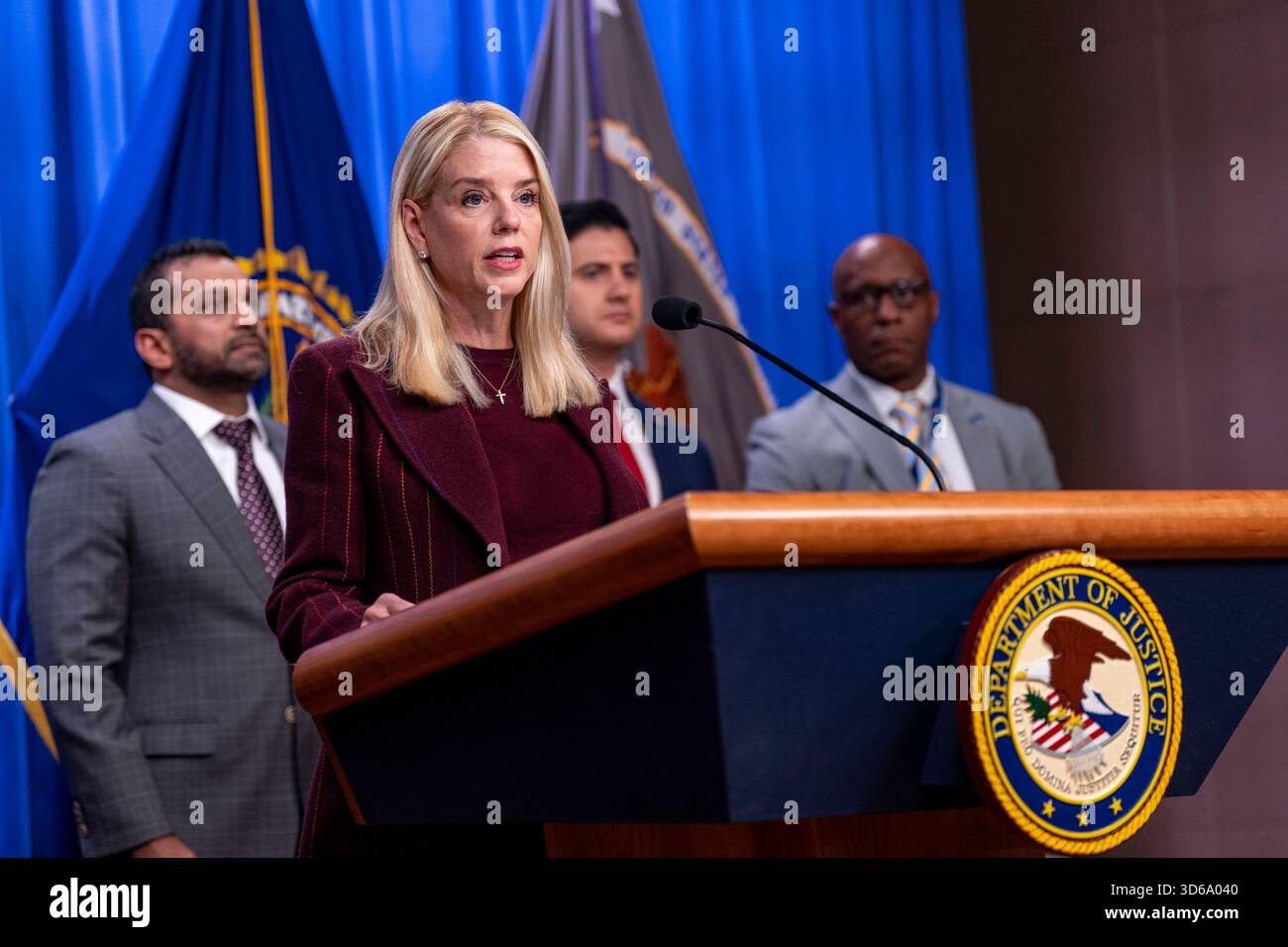 Generalstaatsanwalt Pam Bondi, Direktor des Federal Bureau of Investigation (FBI), Kash Patel, Staatssekretär für Terrorismus und Finanzaufklärung im US-Finanzministerium, Josh Hurley, erster stellvertretender US-Staatsanwalt für den Central District von Kalifornien, Bill Essayli, stellvertretender Direktor für das FBI-Außenministerium von Los Angeles, Akil Davis, Kommissar der Royal Canadian Mounted Police Michel Duheme. Spricht während einer Pressekonferenz mit Vertretern des FBI, Finanzministerium und internationale Strafverfolgungsbehörden bei Maßnahmen gegen eine internationale Stockfoto