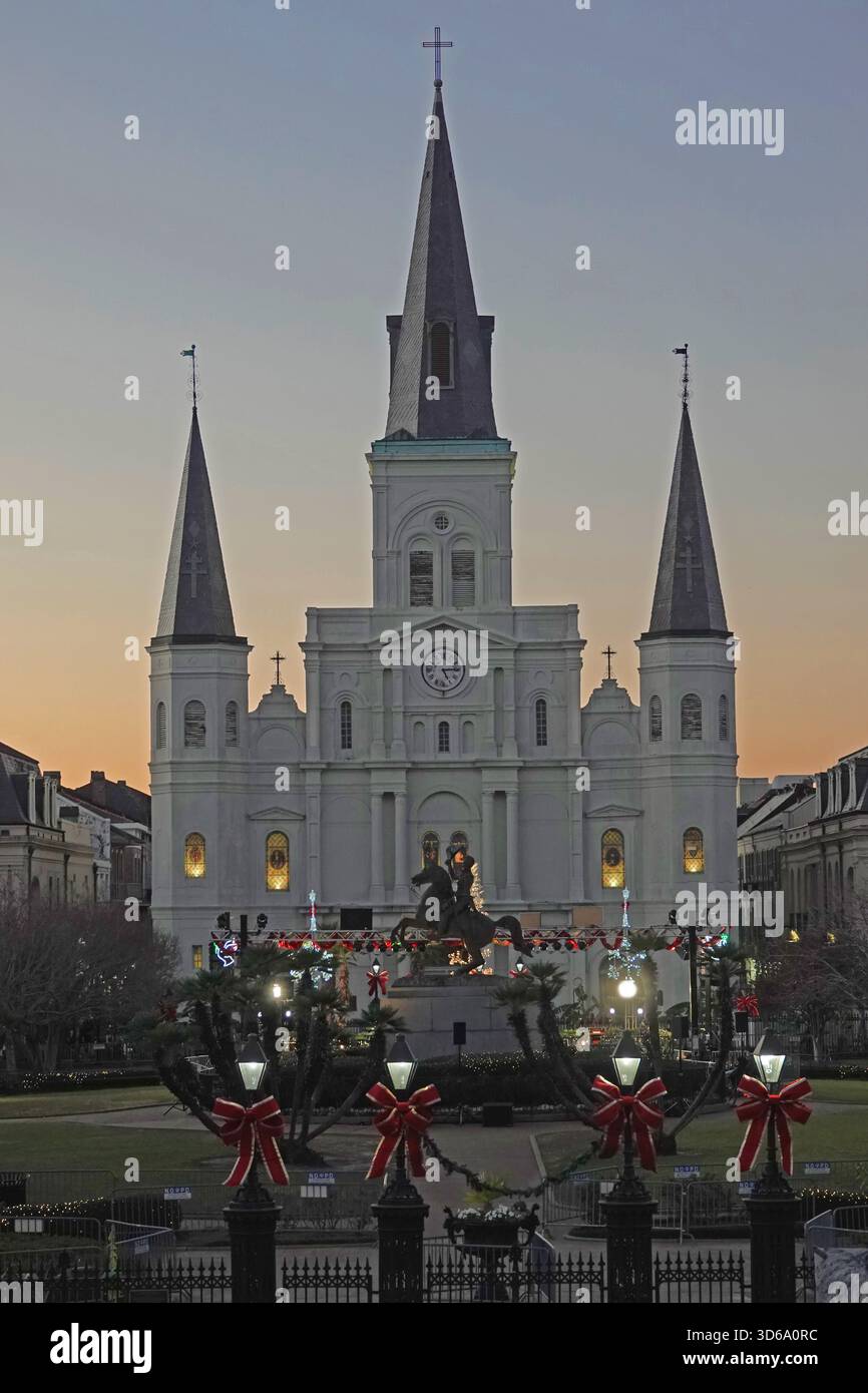 In New Orleans, Louisiana, werden der historische Jackson Square und die St. Louis Cathedral während der Weihnachtsfeiertage dekoriert gezeigt. Stockfoto