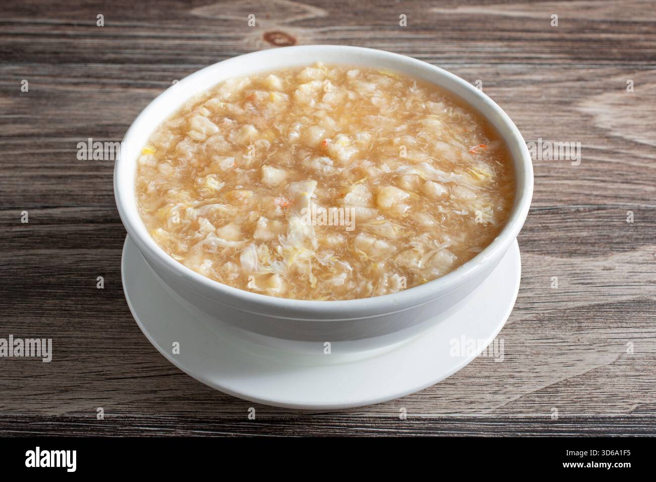 Ein Blick auf eine Schüssel Krabben- und Fischmaw-Suppe. Stockfoto