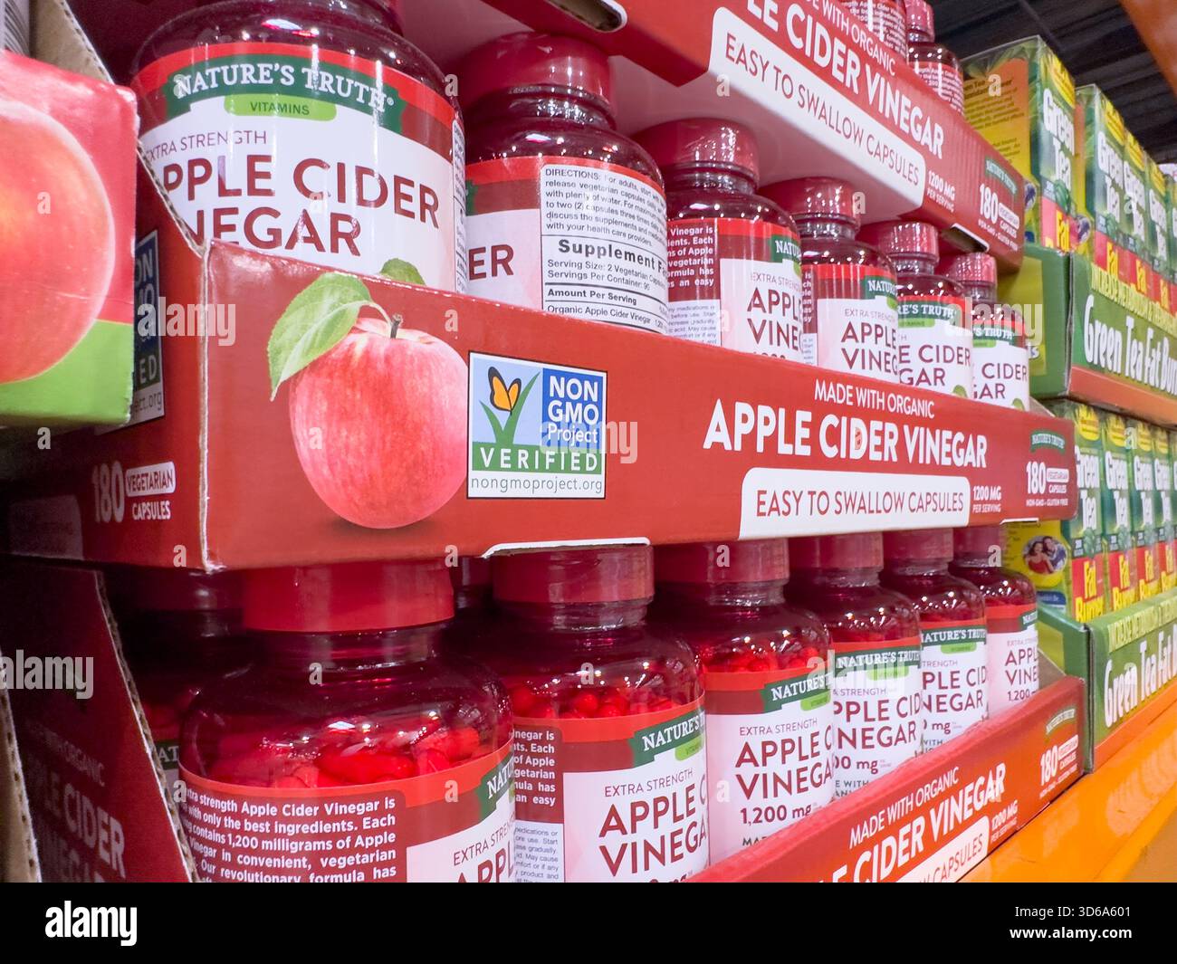 Los Angeles, Kalifornien, Vereinigte Staaten - 05.05.2023: Eine Ansicht des Logos, das für das Non-GMO-Projekt verifiziert wurde, auf der Regalverpackung von Ergänzungsprodukten. Stockfoto