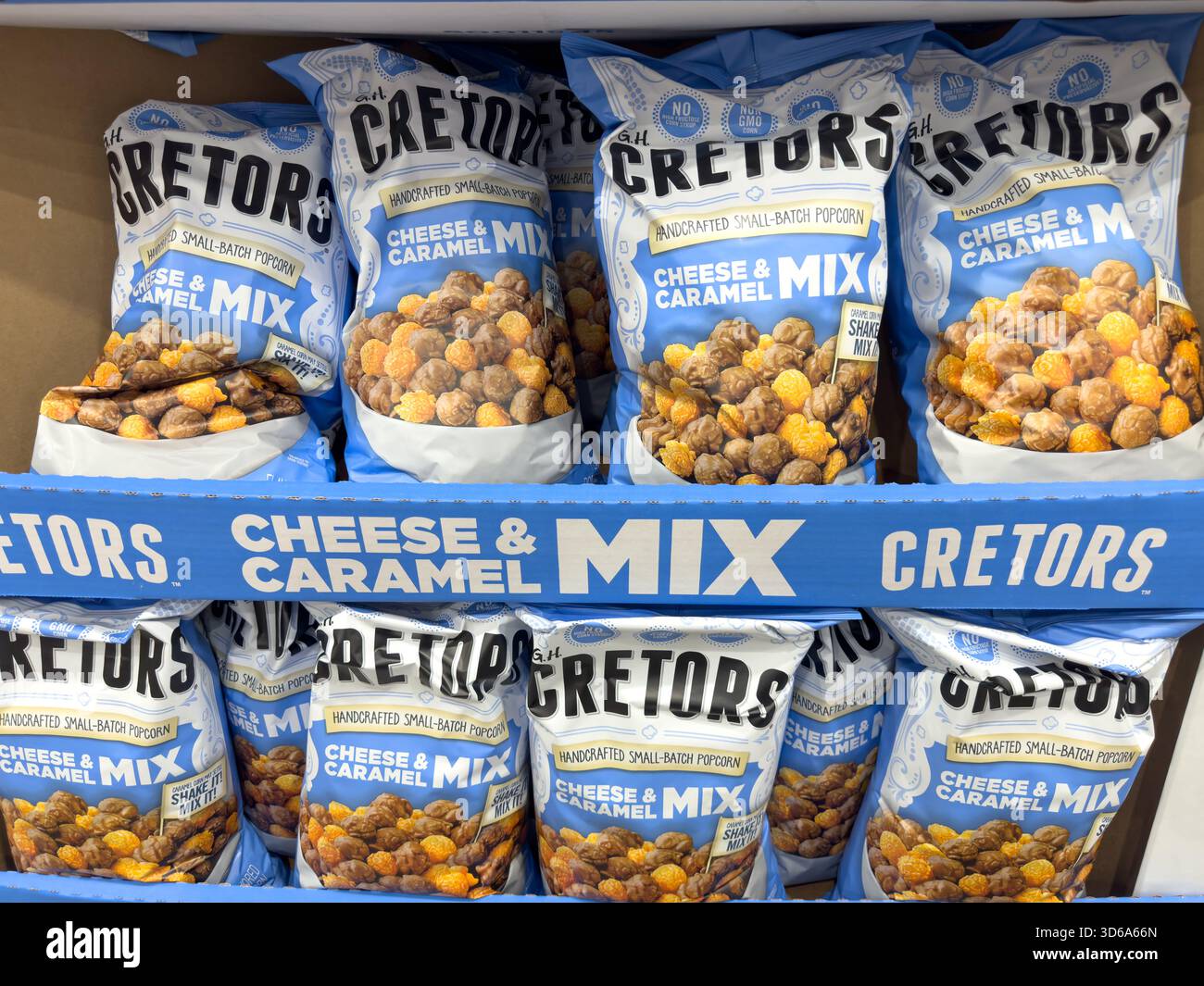 Los Angeles, Kalifornien, USA - 05.05.2023: Eine Ansicht mehrerer Pakete Cretors Popcorn Mix, ausgestellt in einem örtlichen Lebensmittelgeschäft. Stockfoto
