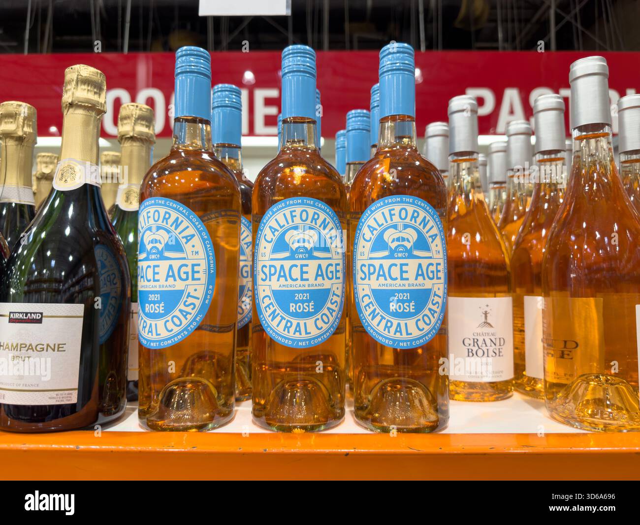 Los Angeles, Kalifornien, USA - 05.05.2023: Ein Blick auf mehrere Flaschen Grounded Wine Co. Space Age Rose Wine 2021, im Laden. Stockfoto