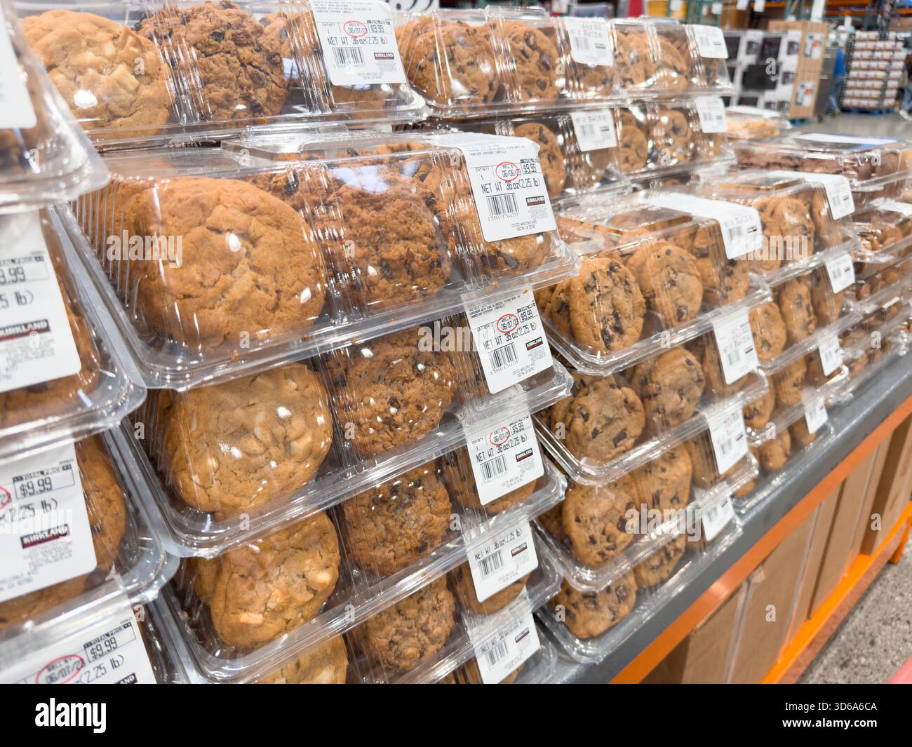 Los Angeles, Kalifornien, USA - 05.05.2023: Eine Ansicht mehrerer Stapel Kirkland Signature Cookies, ausgestellt in einem lokalen Costco. Stockfoto
