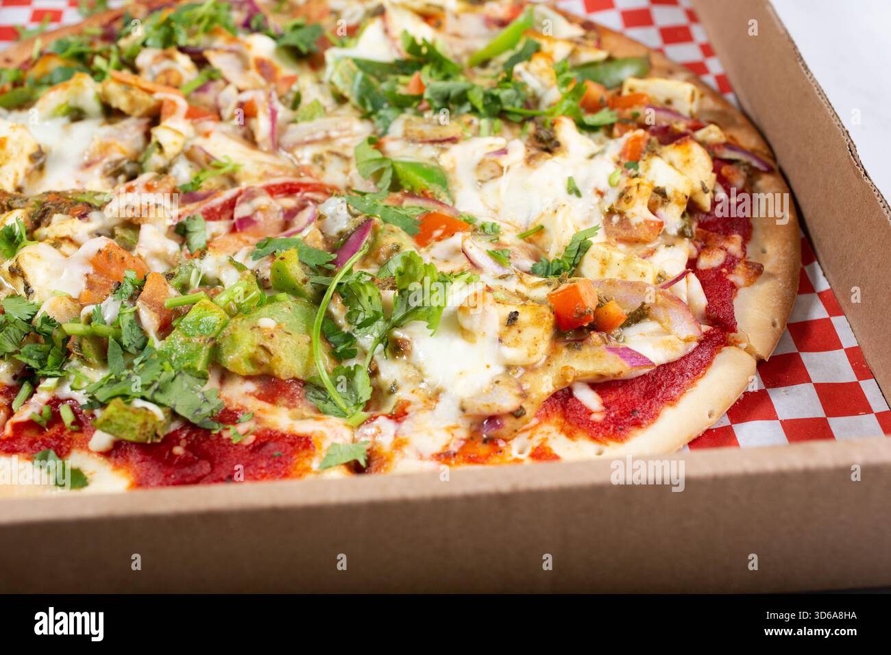 Blick auf eine indische Naan-Pizza. Stockfoto