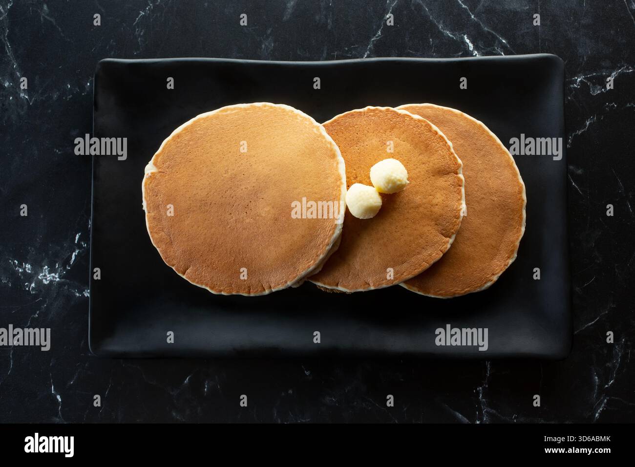 Eine Draufsicht auf einen Teller Pfannkuchen. Stockfoto