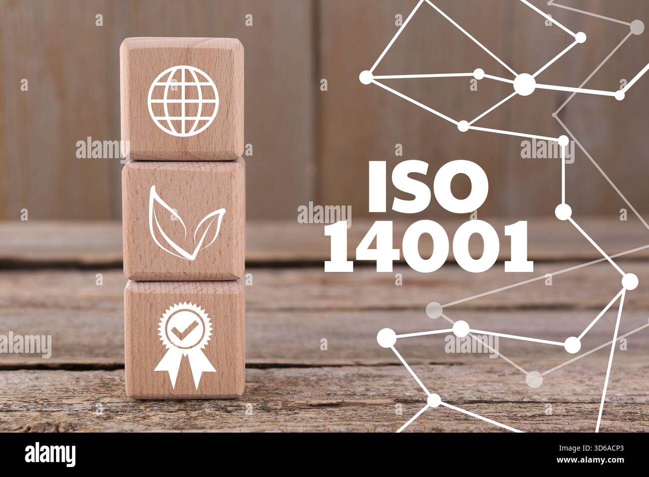 Umweltmanagementsysteme nach ISO 14001. Würfel mit verschiedenen Symbolen auf Holztisch Stockfoto