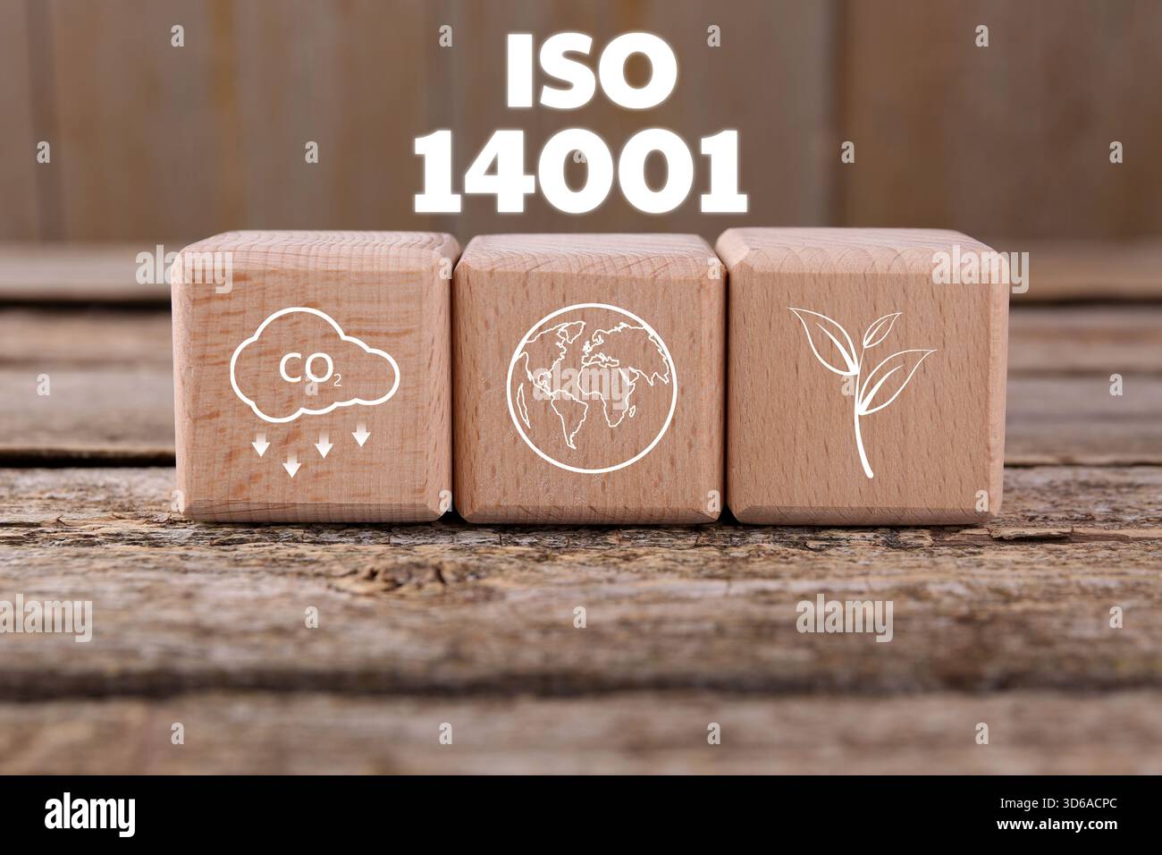 Umweltmanagementsysteme nach ISO 14001. Würfel mit verschiedenen Symbolen auf Holztisch Stockfoto