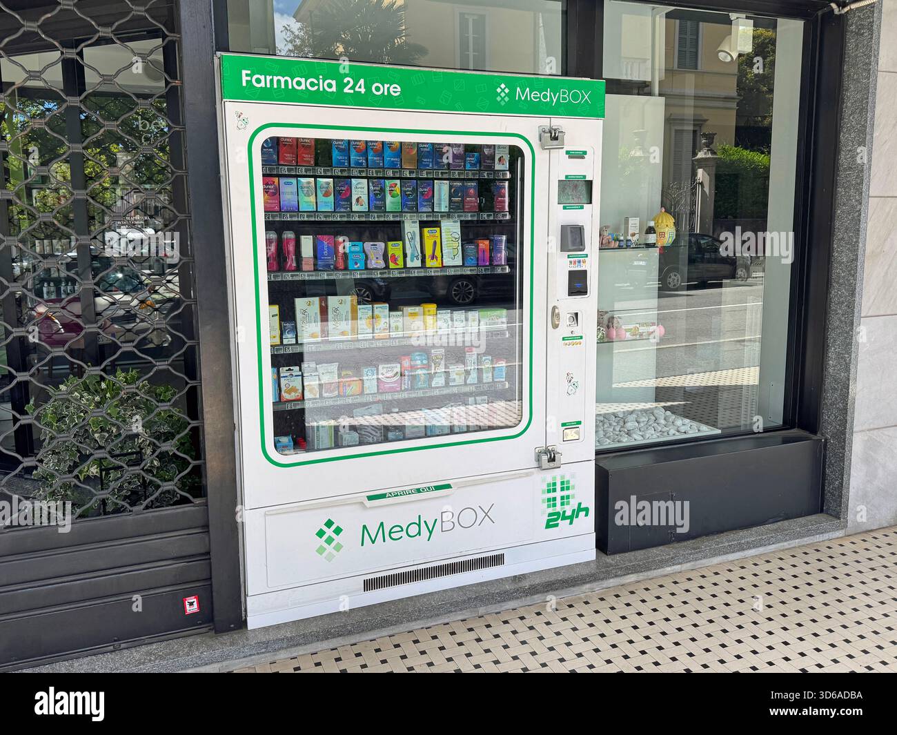 Verbania, Italien - 25. April 2025: Medybox Medium Automatic Distributor für Apotheken. Stockfoto
