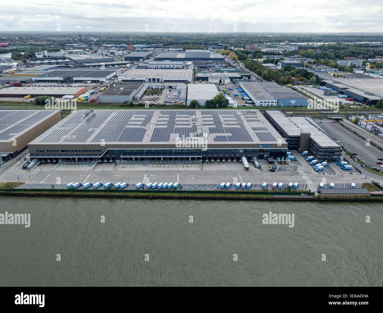 Utrecht, Niederlande - 16. Oktober 2025: Seitenansicht des Vertriebszentrums Albert Heijn für Online-Bestellungen mit Lieferwagen auf dem Parkplatz Stockfoto