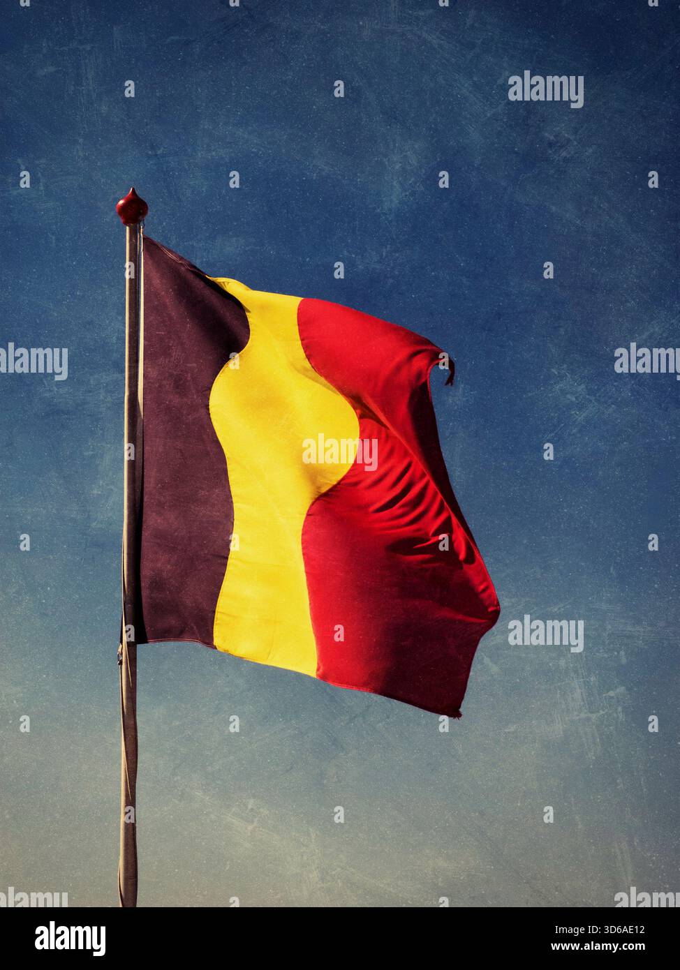 Belgische Fahnenstange am klaren blauen Himmel, strukturiertes Bild Stockfoto
