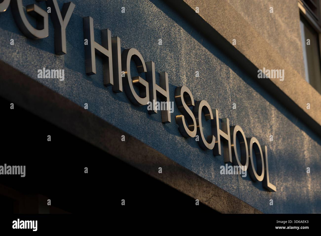 Los Angeles, Kalifornien, USA - 18. Oktober 2025: Nachmittagslicht auf die Briefe einer High School im Zentrum von Lincoln Heights. Stockfoto