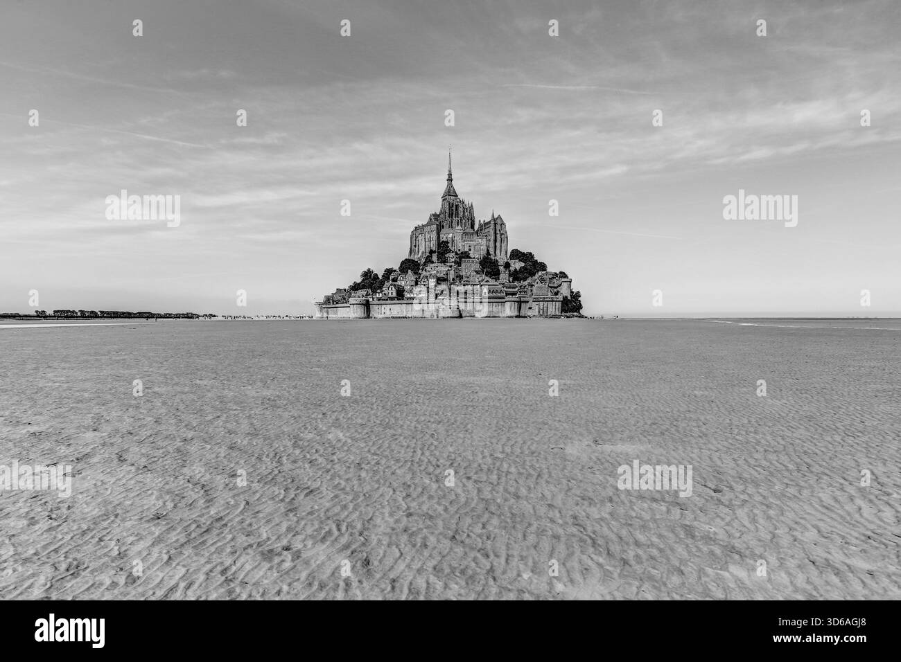 Mont-Saint-Michel erhebt sich in der Normandie, von der umliegenden Landschaft aus gesehen, mit der Abtei auf der felsigen Insel. Stockfoto