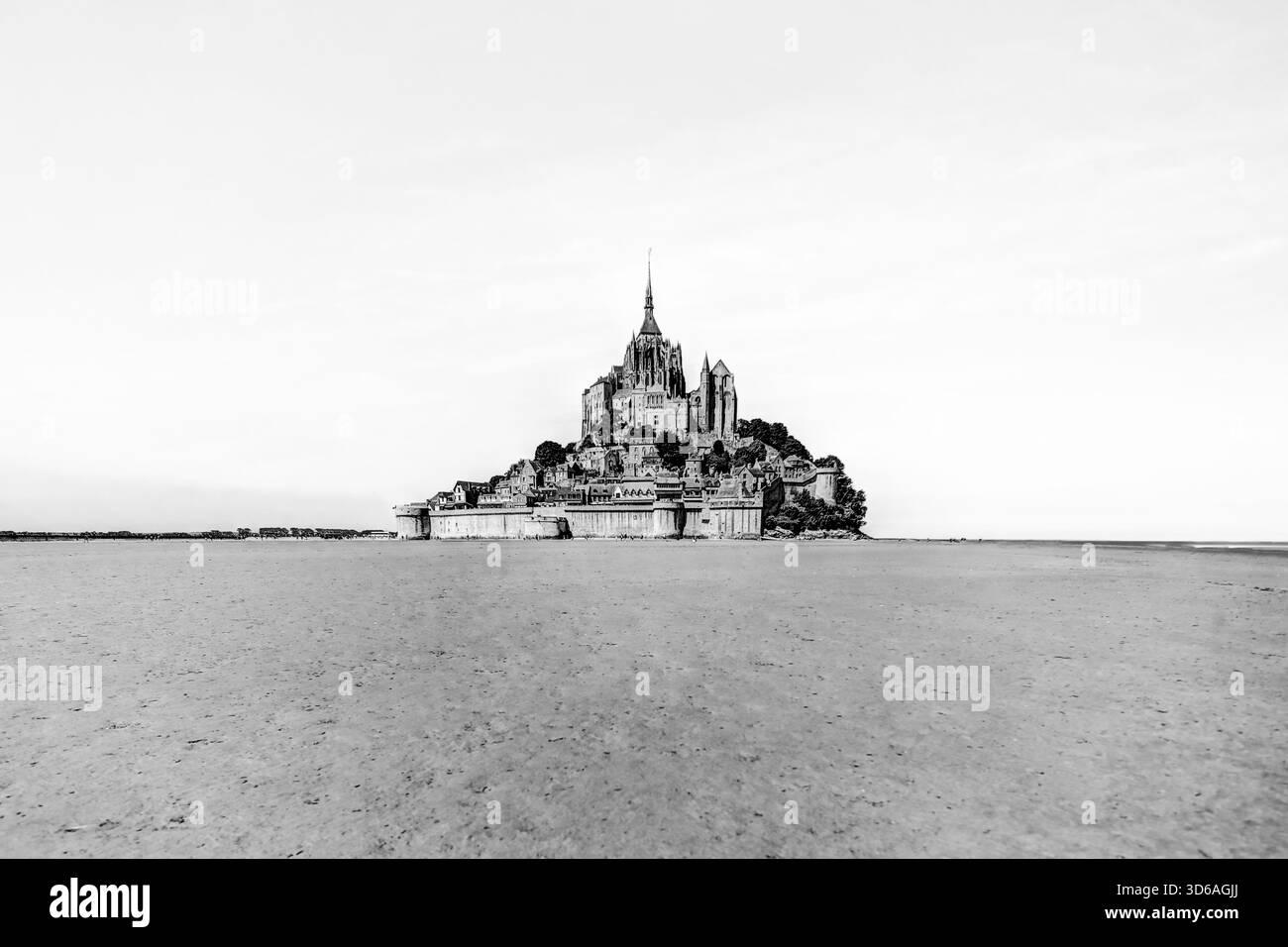 Mont-Saint-Michel erhebt sich in der Normandie, von der umliegenden Landschaft aus gesehen, mit der Abtei auf der felsigen Insel. Stockfoto