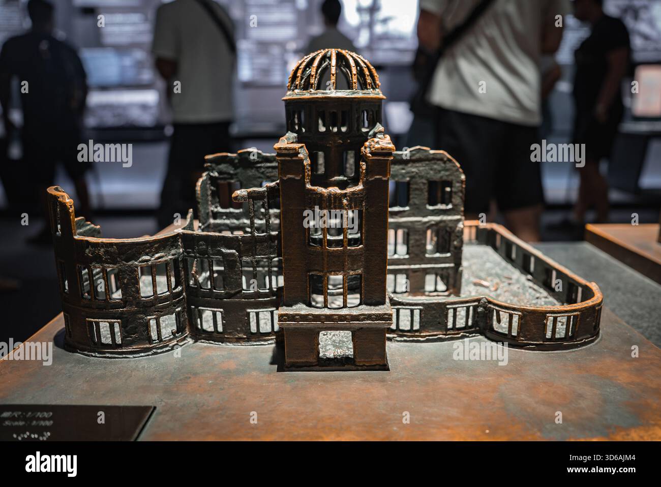 Maßstabsgetreues Modell des Hiroshima Peace Memorial in Museumsausstellung Stockfoto